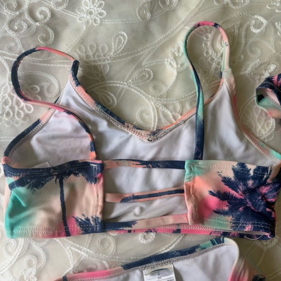 ‘NEW’ Pink and Green Tropical Rashguard Swim Set - Never used - Picture 6 of 9